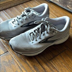 Brooks Gray Athletic Shoes with Breathable Mesh and Cushioned Midsole